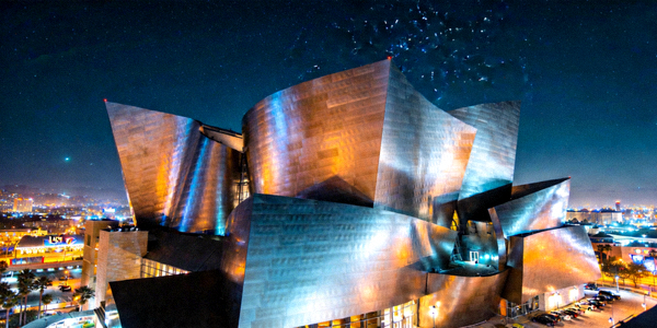 洛杉矶索菲体育场外部夜景，现代建筑设计感十足，灯光璀璨